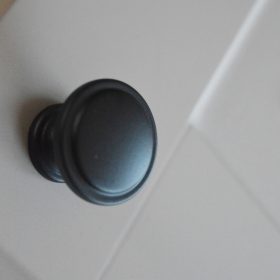 2786_fekete Festett fekete színű, fém bútorgomb