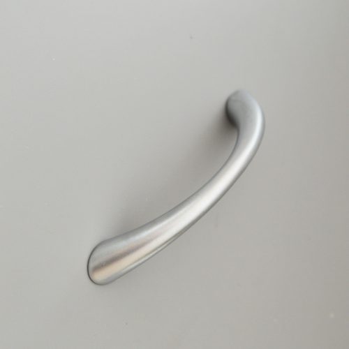 35072 Szatén króm bútorfogantyú 64 mm furattávolsággal