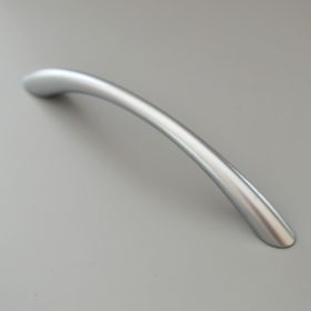 35082 Szatén króm bútorfogantyú 96 mm furattávolsággal