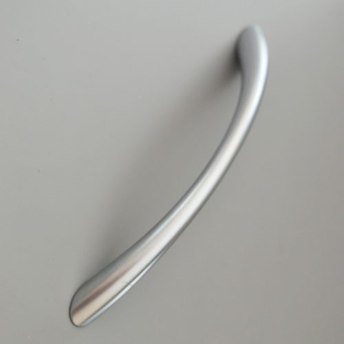 35082 Szatén króm bútorfogantyú 96 mm furattávolsággal