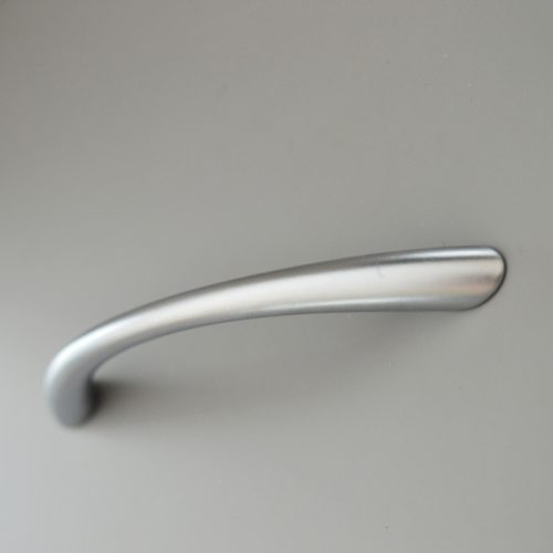 35082 Szatén króm bútorfogantyú 96 mm furattávolsággal