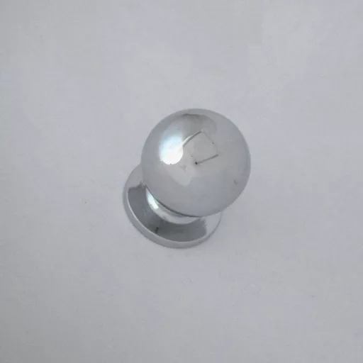 Möbelknopf aus Metall in glänzendem Chrom