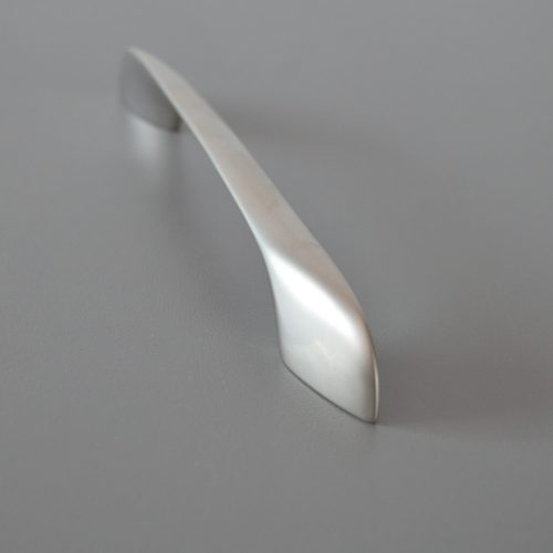 BESINA fém, szatén nikkel színű bútorfogantyú, 96 mm furattávval