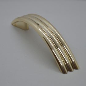   Műanyag bútorfogantyú, arany színű, 64 mm furattávval, 10 db/ csomag