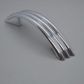   10 db Műanyag bútorfogantyú, ezüst színű, 64 mm furattávval