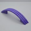 Műanyag bútorfogantyú, lila színű, 64 mm furattávval