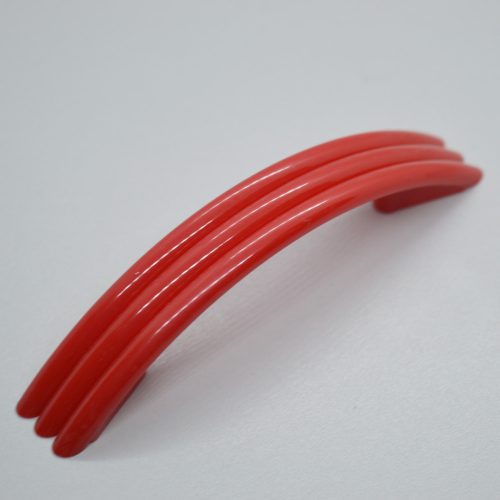 Műanyag bútorfogantyú, piros színű, 64 mm furattávval