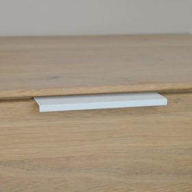   Fém bútorfogantyú, élre szerelhető, festett fehér, 128 mm furattávolság