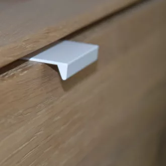   Fém bútorfogantyú, élre szerelhető, festett fehér, 32 mm furattávolság