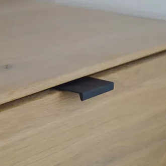   Fém bútorfogantyú, élre szerelhető, festett fekete, 32 mm furattávolság