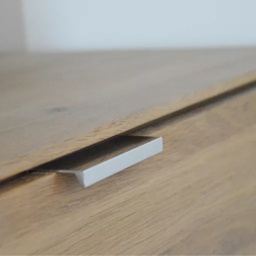 Chrom glänzend, Metall-Möbelgriff, kantenmontierbar, 64 mm Lochabstand