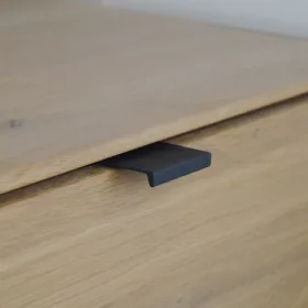   4394_64 Fém bútorfogantyú, élre szerelhető, festett fekete, 64 mm furattávolság