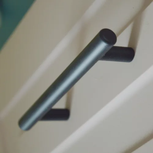 Matt fekete fém rúdfogantyú, 672 mm furattávval