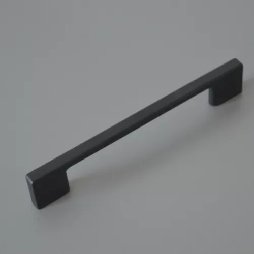 Mattschwarzer Metall-Möbelgriff mit 96 mm Lochabstand