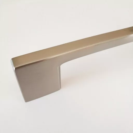 NAKANA Möbelgriff aus Metall, Farbe Nickel gebürstet, Bohrung 128 mm