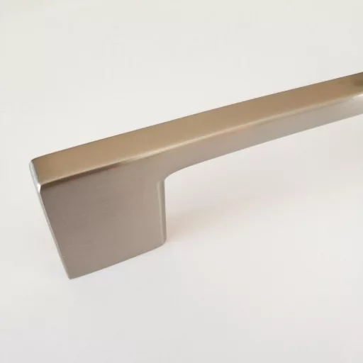 NAKANA Möbelgriff aus Metall, Farbe Nickel gebürstet, Bohrung 160 mm