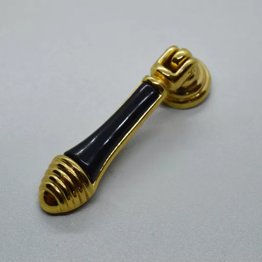 Klassischer gold-schwarzer Möbelknopf aus Metall und Kunststoff