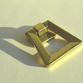   Klassischer Möbelknopf aus Metall in glänzender Bronzefarbe