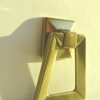 Klassischer Möbelknopf aus Metall in glänzender Bronzefarbe