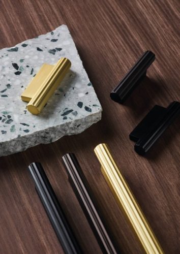 LINE bútorfogantyú, fém, Matt arany színben 32 mm furattávolság