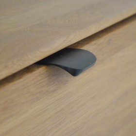   MONA Fém bútorfogantyú, élre szerelhető, csiszolt fekete, 32 mm furattávolság