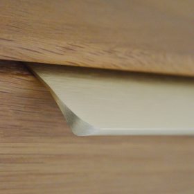   MONA Fém bútorfogantyú, élre szerelhető, csiszolt arany, 128 mm furattávolság