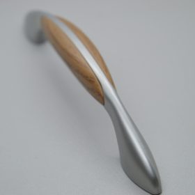   10 db Műanyag bútorfogantyú, fa hatású- króm színű, 128 mm furattávval