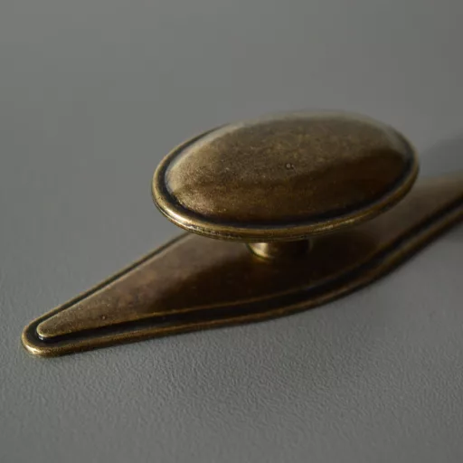Möbelknopf und Sockel aus Metall, antik bronz