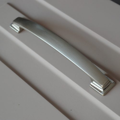 Fém bútorfogantyú, szögletes, csiszolt színű, 160 mm furattávval