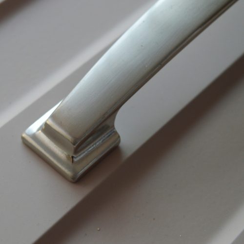 Fém bútorfogantyú, szögletes, csiszolt színű, 160 mm furattávval