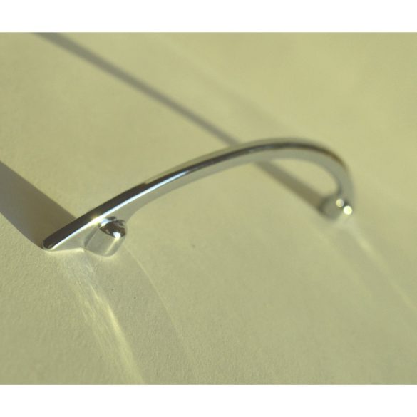 Metal furniture handle in shiny chrome colour