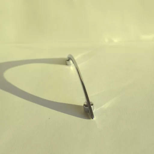 Möbelgriff aus Metall in glänzendem Chrom