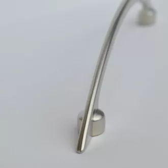 Möbelgriff aus mattnickel-farbigem Metall