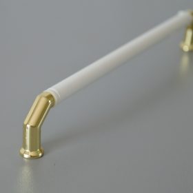   Fém-műanyag bútorfogantyú, arany -fehér színű, 128 mm furattávval