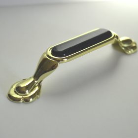   Fém-műanyag bútorfogantyú, arany-fekete színű, 96 mm furattávval