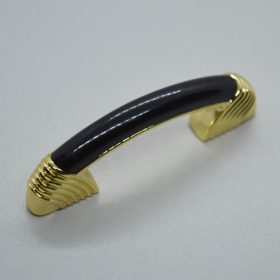   10 db Fém-műanyag bútorfogantyú, arany - fekete, 96 mm furattáv