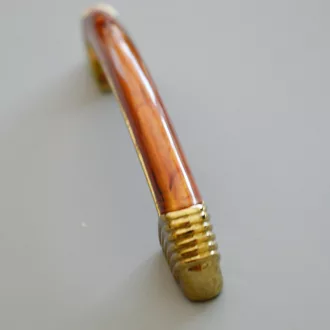   Metall-Kunststoff-Möbelgriff, gold - mahagóni, 64 mm Lochabstand