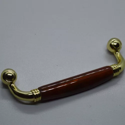 Arany-barna színű, 96 mm furattávval, fém-műanyag bútorfogantyú