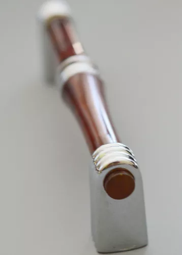RETRO Metall-Kunststoff-Möbelgriff, Farbe Chrom-Mahagoni, Bohrung 96 mm