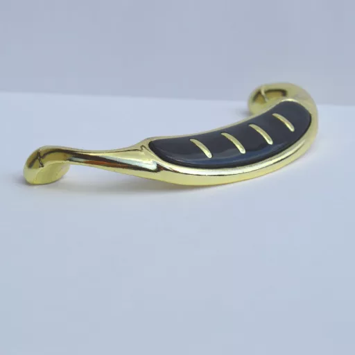 Metall-Kunststoff-Möbelgriff, Farbe gold-schwarz, Bohrung 96 mm