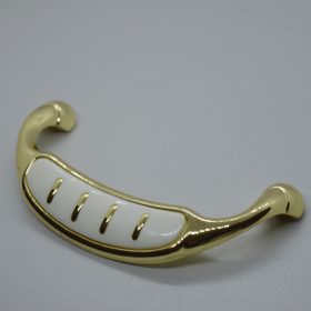   Fém-műanyag bútorfogantyú, arany-fehér színű, 96 mm furattávval