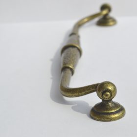 Möbelgriff aus Metall in Bronze patiniert