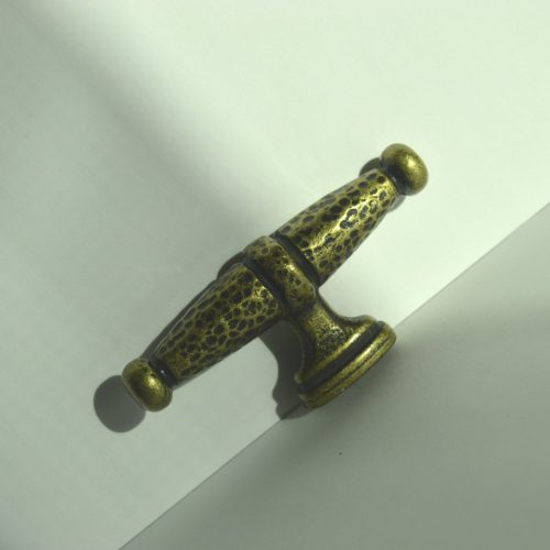 Möbelknopf aus Metall im rustikalen Stil in der Farbe Patina Bronze