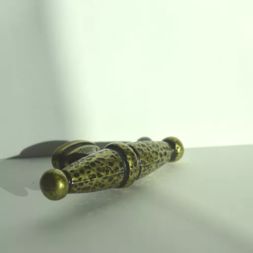 Möbelknopf aus Metall im rustikalen Stil in der Farbe Patina Bronze