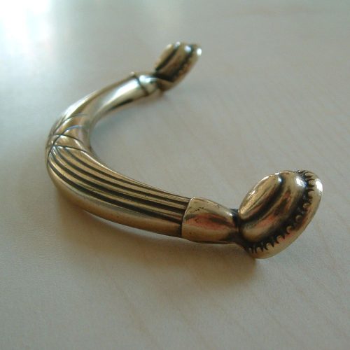 Fém bútorfogantyú, antik bronz színű, polírozott, 96 mm furattávval