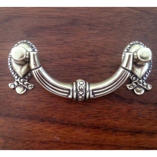 Fém bútorfogantyú, antik bronz színű, 64 mm furattáv