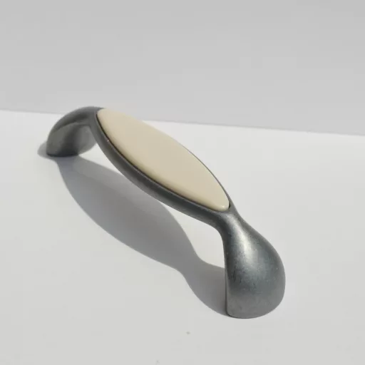 Metall-Kunststoff-Möbelgriff, Farbe antikschwarz, Bohrung 96 mm