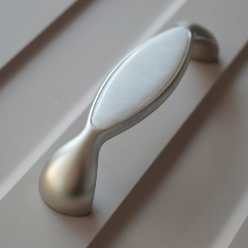 Metall-Kunststoff-Möbelgriff, Farbe Satin nickel, Bohrung 96 mm