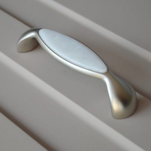 Metall-Kunststoff-Möbelgriff, Farbe Satin nickel, Bohrung 96 mm