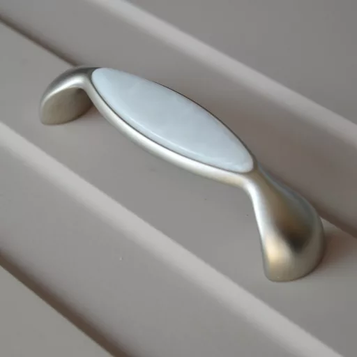 Fém-műanyag bútorfogantyú, Szatin Nikkel színű, 96 mm furattávval